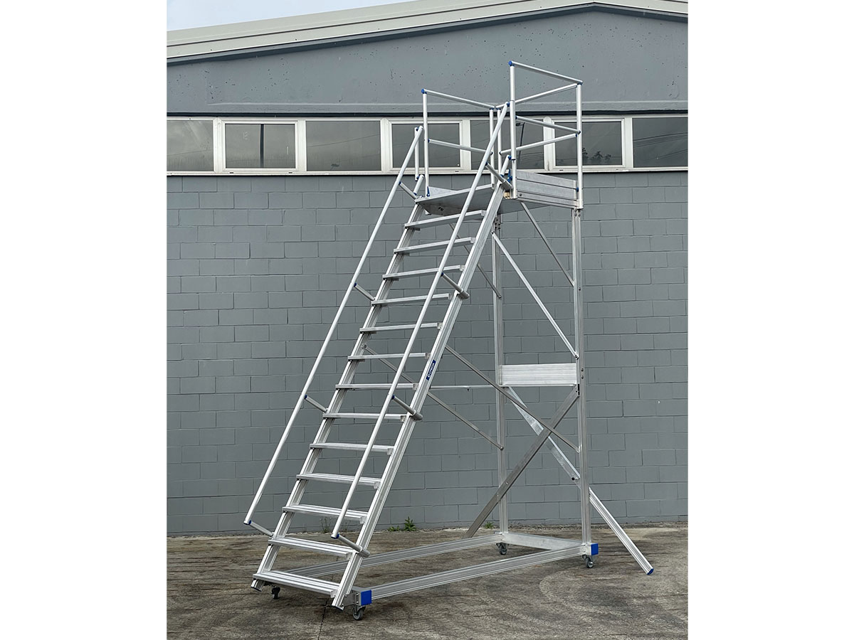 Ladders for heavy-duty vehicle maintenance