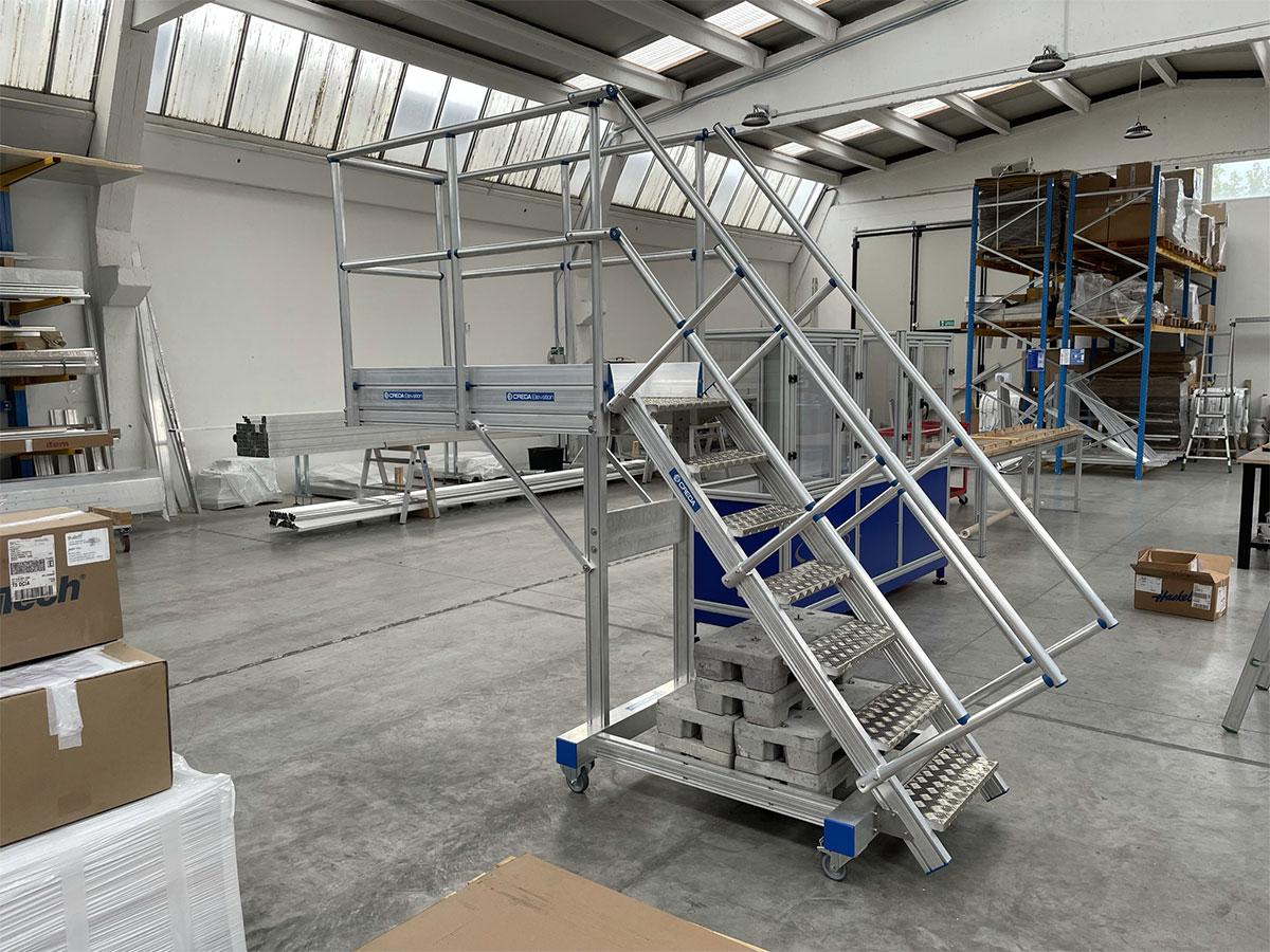 Ladder with cantilevered platform for maintenance